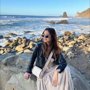 Meet your Posher, Adriana